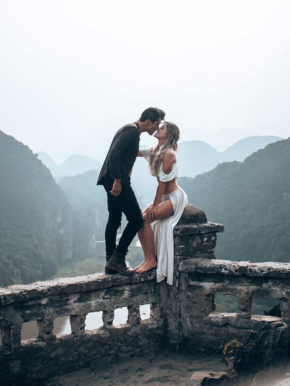 couple-kiss-mountaintop_t20_wlYrmz-3